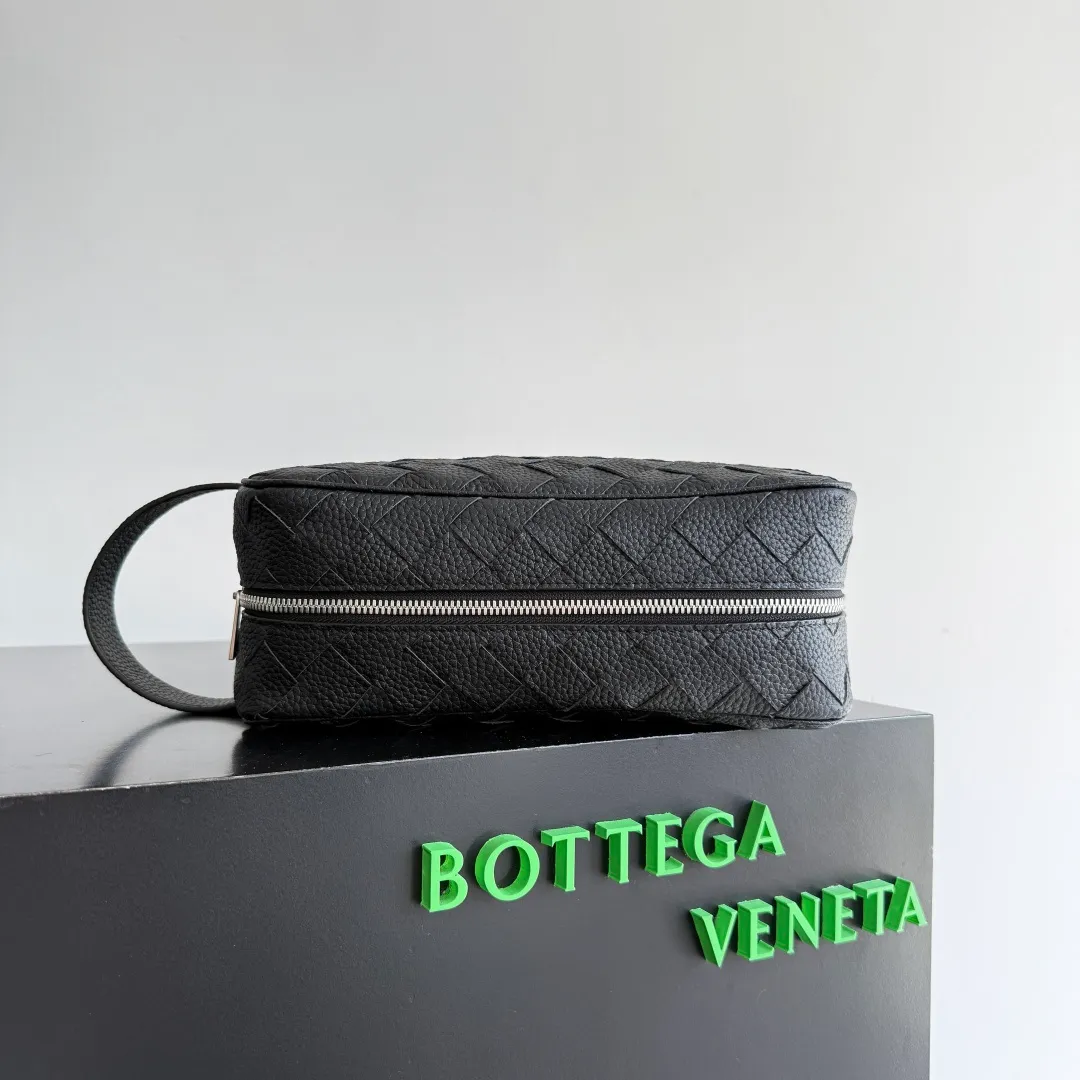 Batch 1260 BOTTEGA VENETA 2024 new INTRECCIATO classic toiletry bag, the choice of discerning people. The low-key luxury quality is the interpretation of its brand. If you like low-key BV, it is the first choice~~ Style number: 729295 Size: 26*13*10cm